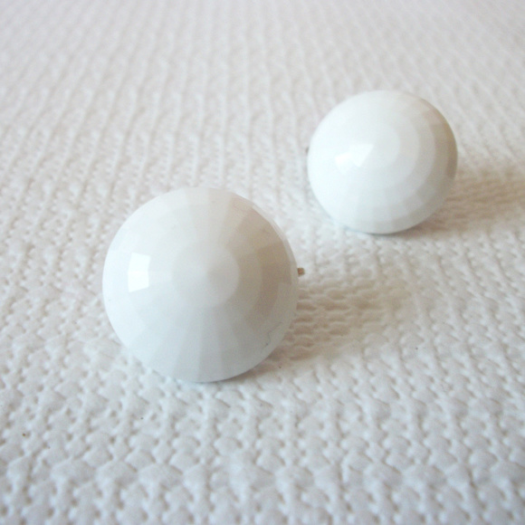 DALSHEIM White Lucite Button Clip On Earrings 61416 - Picture 2 of 3